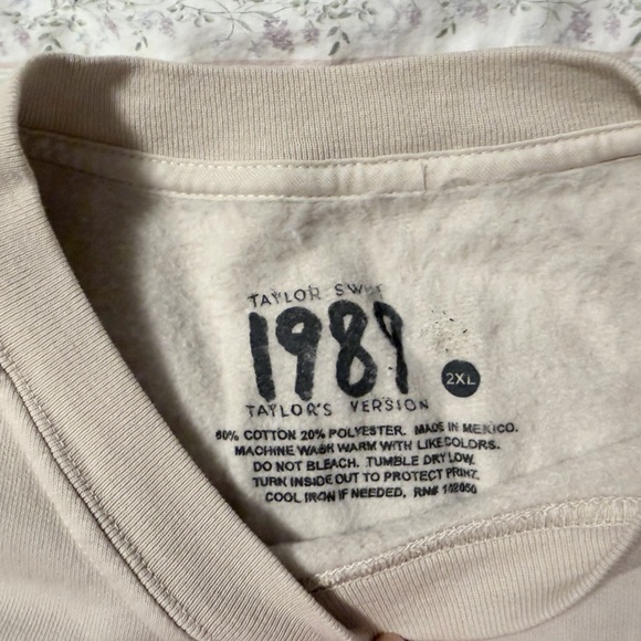 Taylor Swift 1989 Sweatshirt - Picture 4 of 6